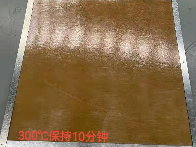 300℃，加熱10分鐘，FRP采光板嚴重發黃，有輕微碳化現象，板材完整