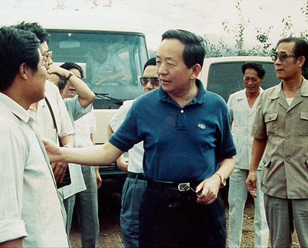 1990年9月，中共中央政治局委員、國務院副總理田紀云（中）到九間棚視察山區開發工作