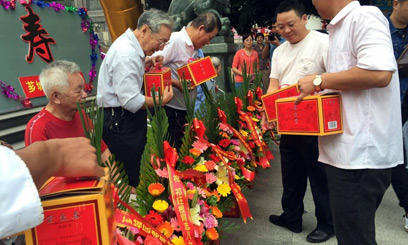 九九重陽節，春生堂公司在漳州地區為老年人送禮