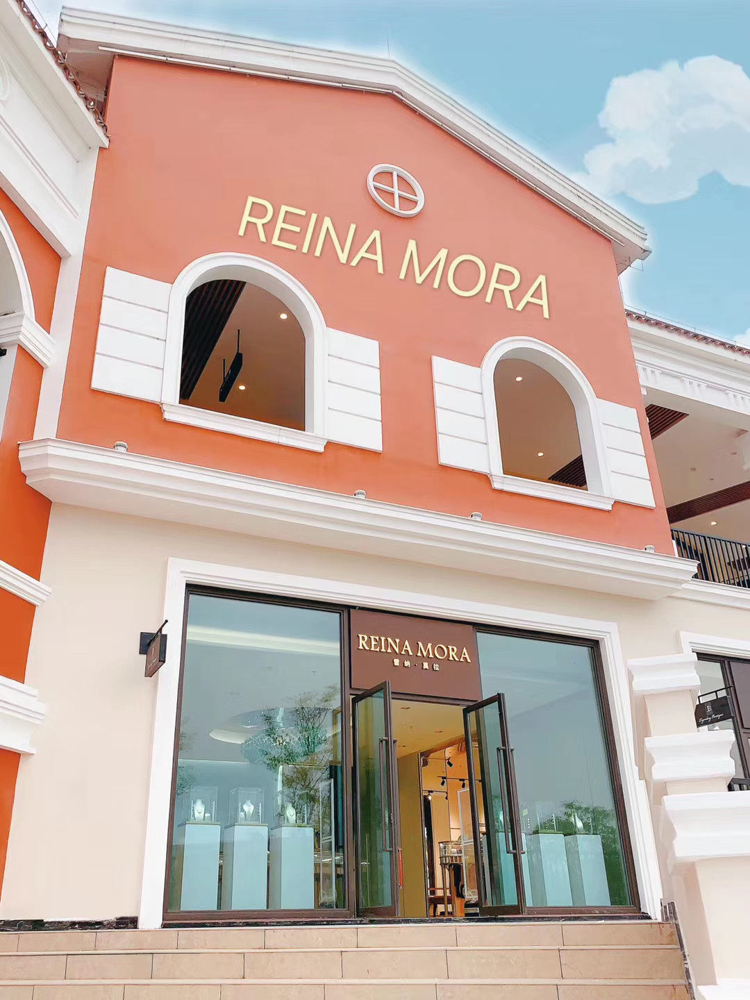12月集團旗下雷納莫拉珠寶希望奧萊店開業。