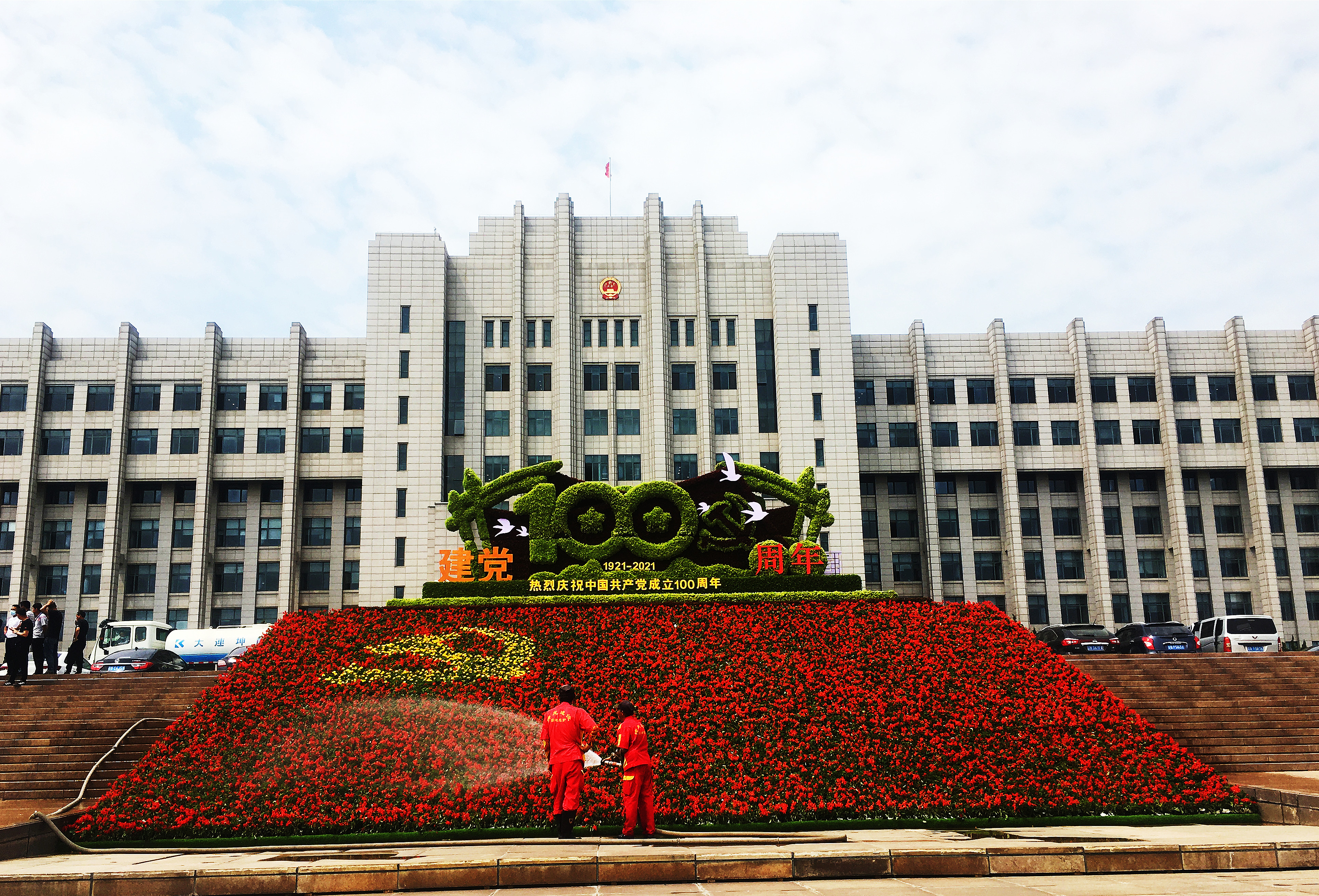 新区管委会广场增加七一主题大型花卉组合图案布景