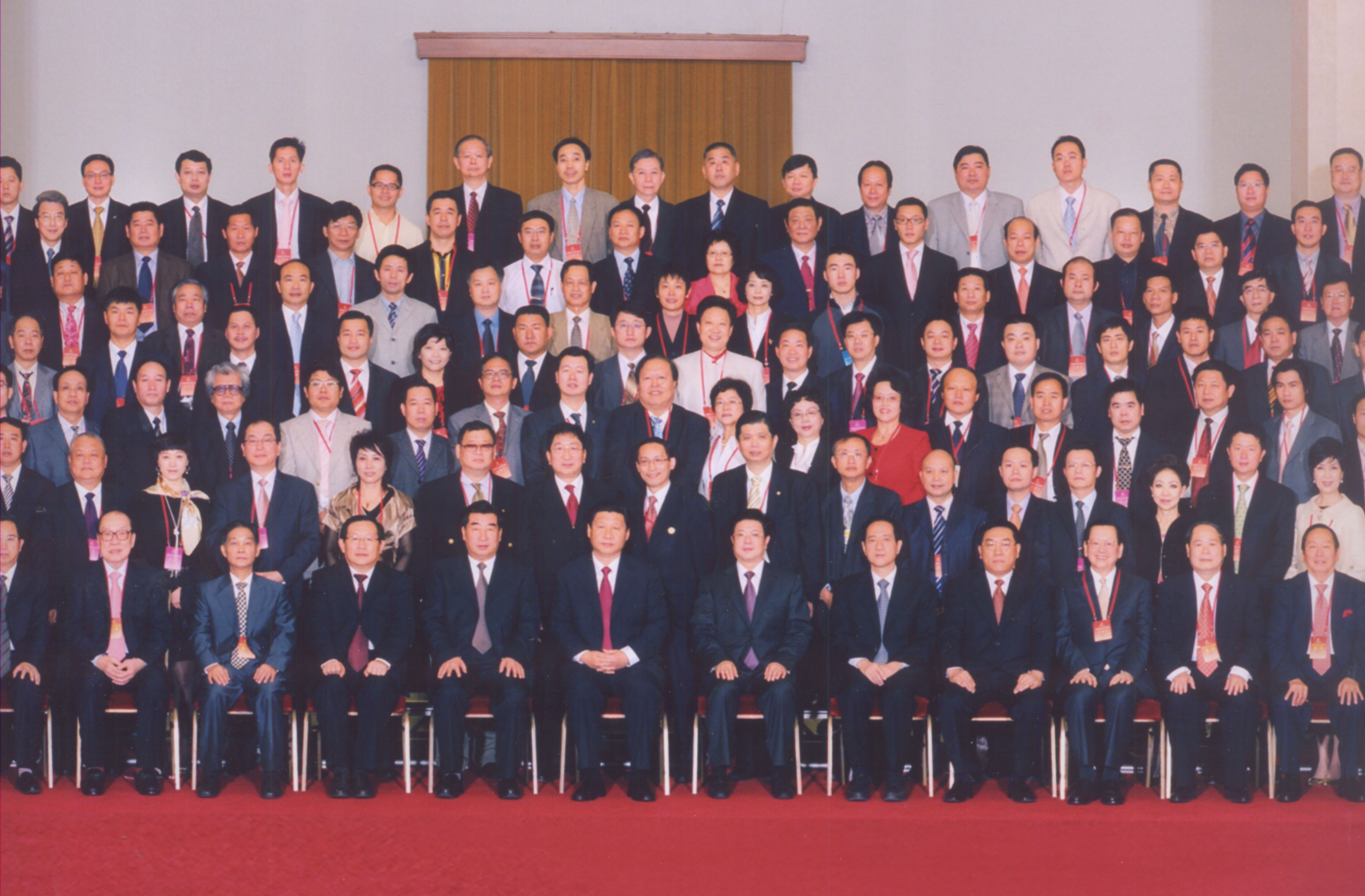 2008年陳斌總裁(第四排右3 )當選中國僑商會副會長并與習近平主席合影
