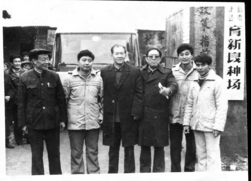 時任國務委員、國家科委主任（右3）時任新津縣縣委書記鐘光林（左1）考察訪問中國最大的鵪鶉養殖基地育新良種廠。