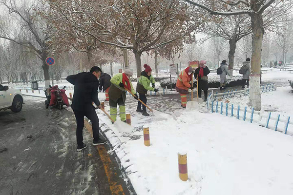 2020年，yb体育官网环境启动清雪应急预案，应对河北省多地同时迎来的第一场大雪，铲除积雪清扫道路。