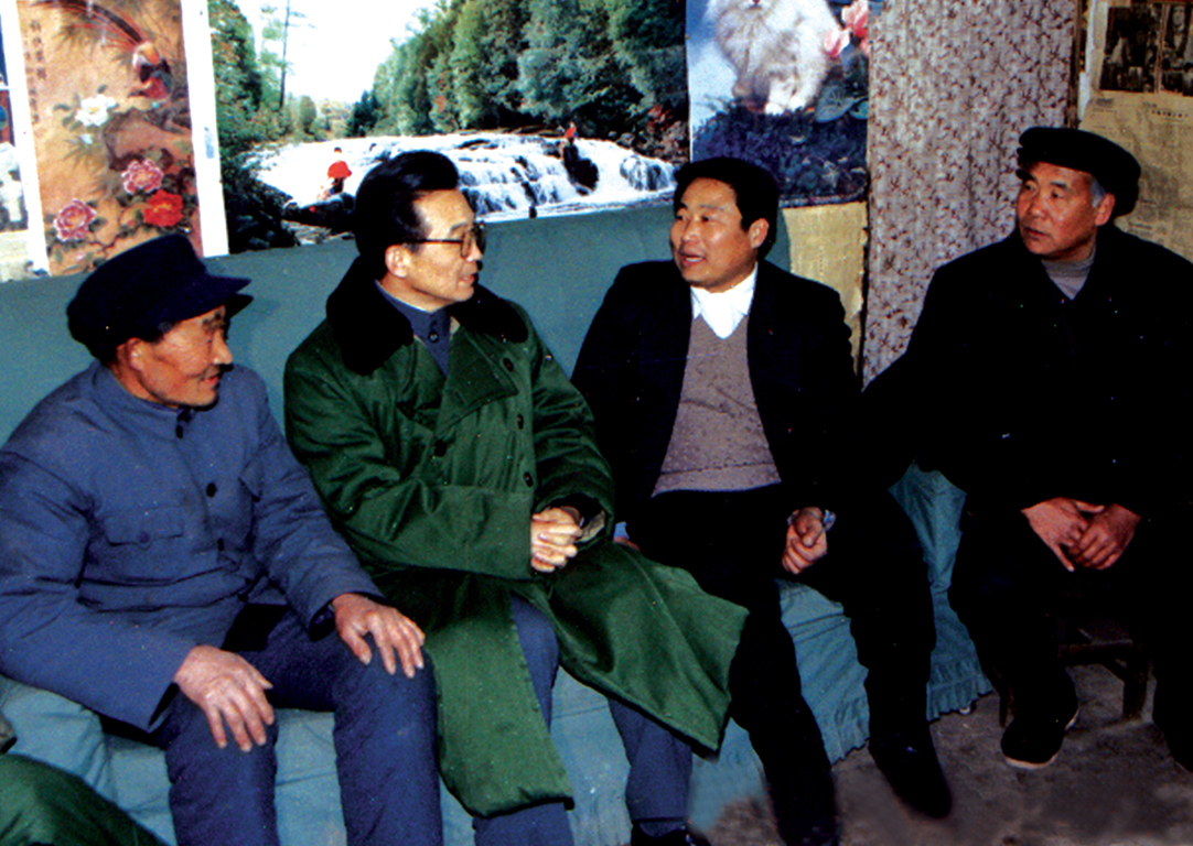1995年1月，中共中央政治局候補委員、中央書記處書記溫家寶（左二）到九間棚村視察