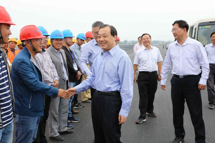 时任扬州市市委书记谢正�义视察向阳河工程现场
